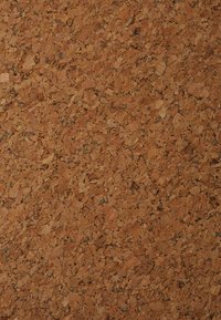 Korgimaterjali pind sooja pruunika värviga, millel on tekstuuriline välimus erinevate toonide ja väikeste, ebaühtlaste looduskiudude mustritega.