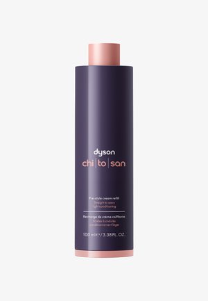 Ricarica di crema pre-styling Dyson Chi|to|san in una bottiglia alta e slanciata di colore viola con finitura opaca e tappo rosa a contrasto. 100 ml.