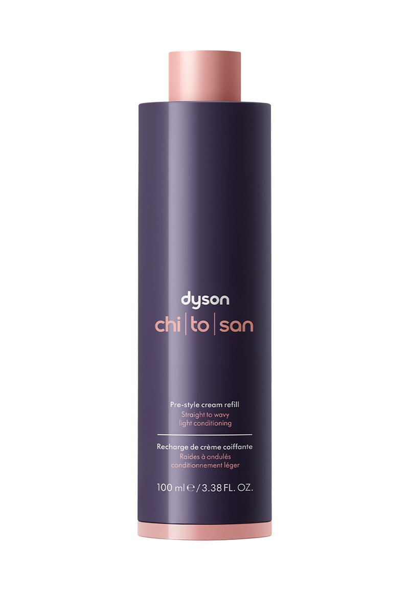 Ricarica di crema pre-styling Dyson Chi|to|san in una bottiglia alta e slanciata di colore viola con finitura opaca e tappo rosa a contrasto. 100 ml.