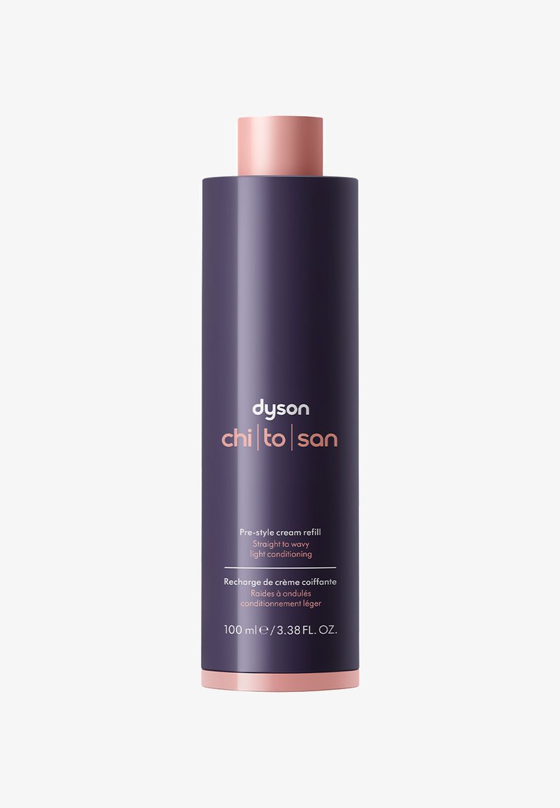 Ricarica di crema pre-styling Dyson Chi|to|san in una bottiglia alta e slanciata di colore viola con finitura opaca e tappo rosa a contrasto. 100 ml.