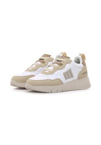 Zapatillas blancas y beige con un diseño texturizado, que cuentan con una suela acolchada, cordones elásticos y un detalle de logo en el lateral.