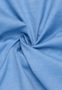 Tessuto azzurro chiaro con una texture liscia e un sottile motivo a trama diagonale, raccolto per formare morbide pieghe fluide.