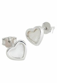 Pendientes de aro en forma de corazón de plata con una incrustación de nácar blanco. Presentan un acabado pulido y un cierre de presión seguro.