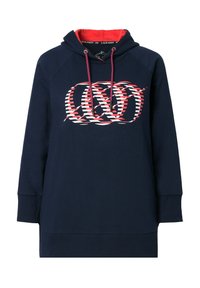 Felpa con cappuccio blu navy foderata in rosso, con un design grafico in rosso, bianco e nero. Tessuto morbido con maniche lunghe e polsini a coste.
