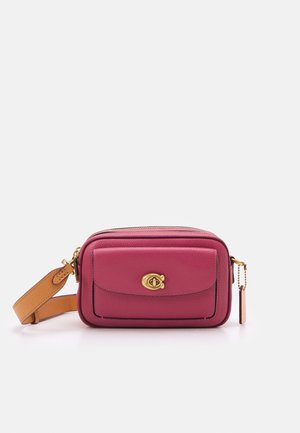 Kleine rechthoekige roze leren crossbodytas met voorvak, gouden draaisluiting en beige verstelbare riem.