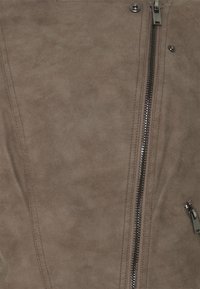 ONLY Carmakoma CARAVANA BIKER - Dirbtinės odos striukė - walnut