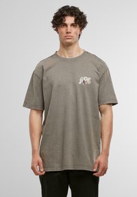 MJ Gonzales HEAVY ACID WASHED - T-shirts med print - asphalt