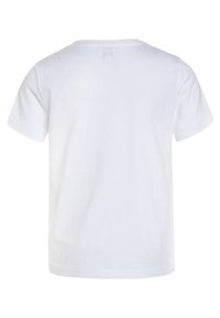 Camiseta blanca de manga corta hecha de algodón con un diseño sencillo, cuello redondo y dobladillo plano. No presenta gráficos ni patrones.