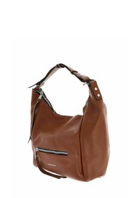 Sac en cuir marron avec une finition texturée, doté d'une poche avant zippée et d'une bandoulière réglable avec des accents en métal argenté.