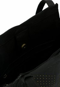 Zwarte leren handtas met een gestructureerde afwerking en gouden studs. Beschikt over een ruime binnenkant met vakken en een magnetische sluiting.