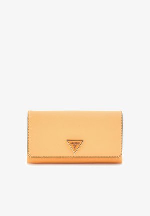 Portefeuille synthétique orange avec un logo triangulaire argenté. Présente une surface texturée et une fermeture à rabat avec des bords cousus.