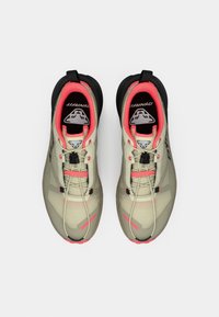 Αθλητικά παπούτσια σε ανοιχτό μπεζ χρώμα με υφή στην ανώτερη επιφάνεια, μαύρες λεπτομέρειες, ροζ επένδυση και ανακλαστικά στοιχεία. Διαθέτουν σχέδιο με κορδόνια και επενδεδυμένο κολάρο.