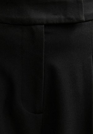 Zwarte op maat gemaakte broek met een zachte textuur, subtiele glans en voorplooien. Inclusief een zijzak en een nette afwerking van de tailleband.