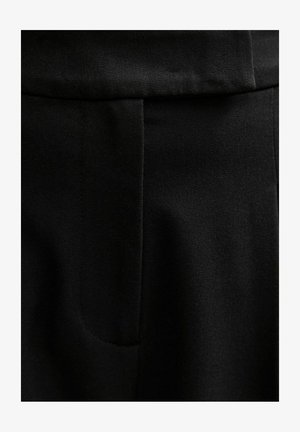 Zwarte op maat gemaakte broek met een zachte textuur, subtiele glans en voorplooien. Inclusief een zijzak en een nette afwerking van de tailleband.