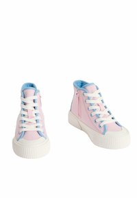 Baskets montantes en toile rose avec des accents bleus. Dotées de lacets blancs, d'une fermeture éclair sur le côté et de semelles en caoutchouc avec des crans texturés.