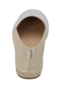 Espadrilla beige con tomaia intrecciata che presenta fili iridescenti e suola in corda di juta. Design con retro aperto e superficie interna liscia.