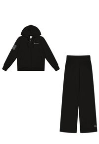 Sudadera negra con cremallera y bolsillos tipo canguro, con logo blanco en el pecho. Pantalones de chándal negros con cintura elástica y logo cerca del dobladillo. Tejido suave, corte relajado.