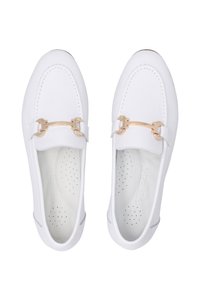 Weiße Lederloafers mit einer goldfarbenen doppelt ausgeführten Pferdebitte, runder Zehenpartie und perforierter Innensohle für Atmungsaktivität.