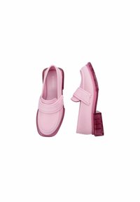 Scarpe di gomma rosa con punta arrotondata, dotate di una larga cinghia e un alto tacco a blocco trasparente color bordeaux. Suola testurizzata per una maggiore aderenza.