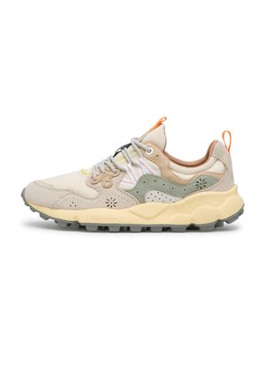 Sneaker beige e verde chiaro con suola testurizzata, tiranti arancioni, lacci grigi e dettagli in tessuto e suede sovrapposti.