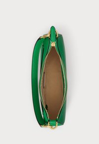 Žalia odinė rankinė su užtrauktuku, auksinėmis detalėmis ir lygiu paviršiumi. Vidus yra rudas su paprastu, nepuoštu dizainu.