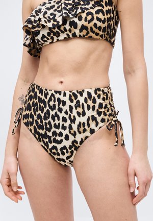 Bas de bikini taille haute imprimé léopard avec liens latéraux et haut de bikini assorti à volants sur le torse d'une femme.