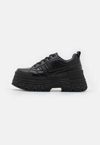 Zwarte plateau sneakers van synthetisch materiaal met een dikke, textuurrealistische zool. Bevat tonale stiksels en een vetersluiting met vijf ogen.