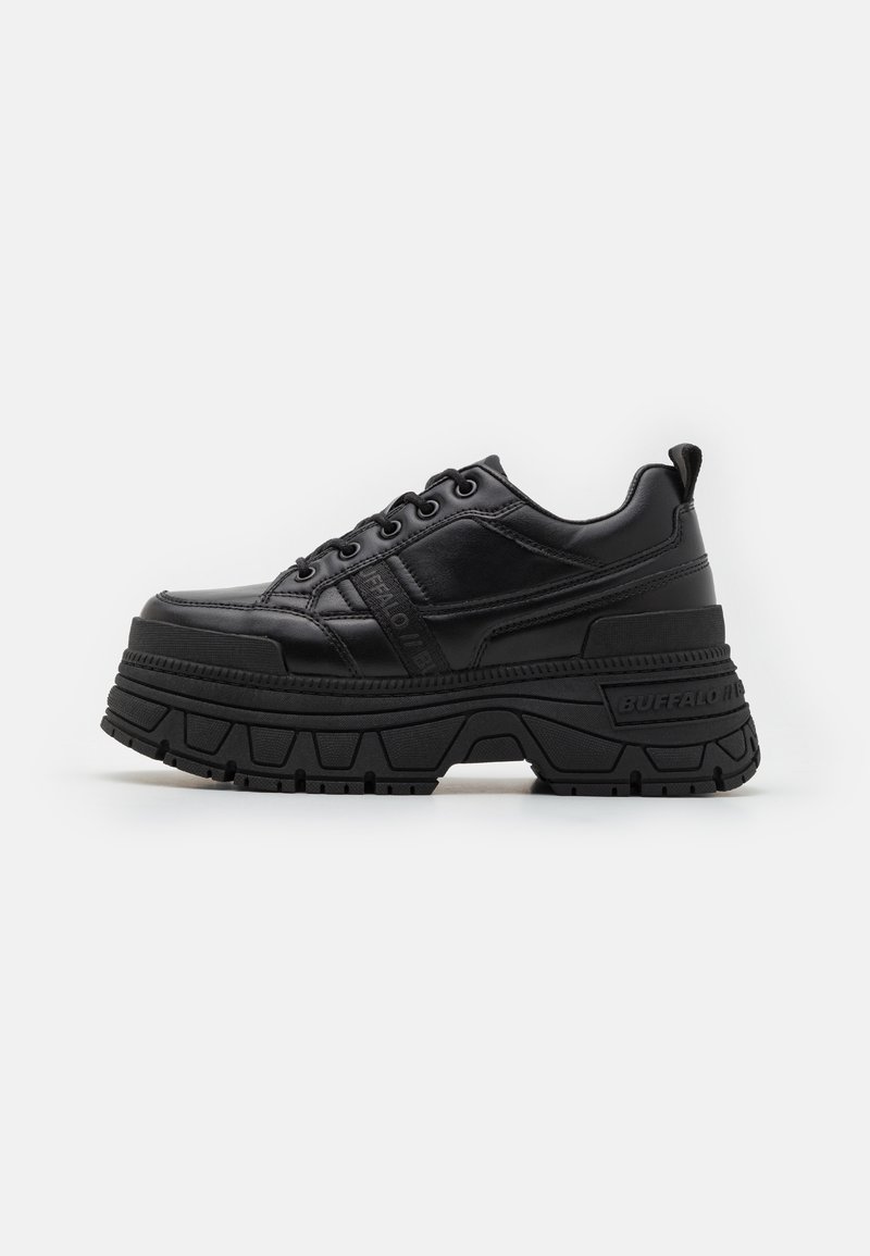 Zwarte plateau sneakers van synthetisch materiaal met een dikke, textuurrealistische zool. Bevat tonale stiksels en een vetersluiting met vijf ogen.