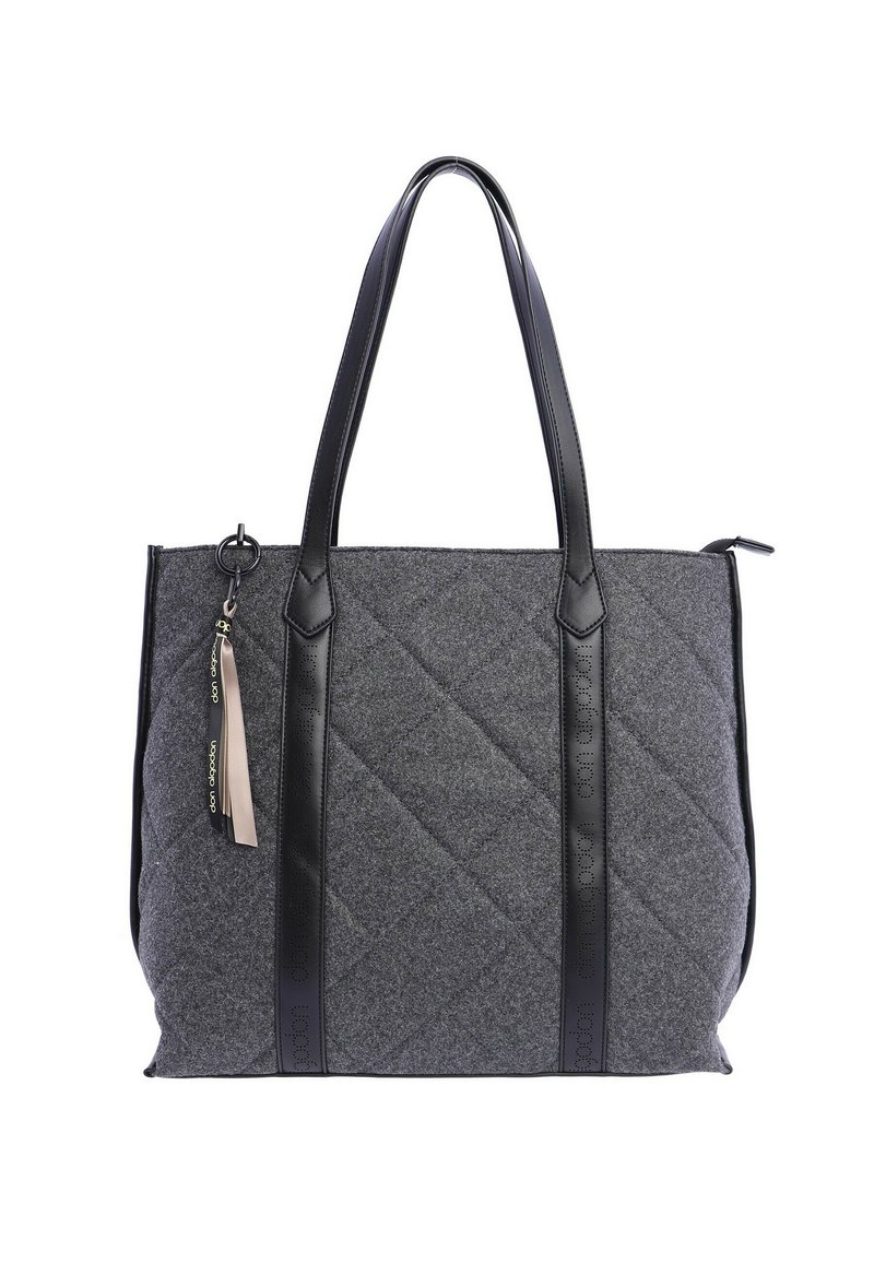 Bolso tote de fieltro acolchado gris con asas y acentos de cuero negro, que presenta una etiqueta con un borlón. Diseño espacioso y estructurado.