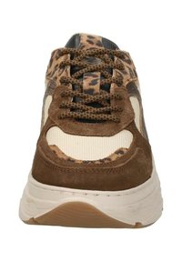 Braune und Leopardenmuster-Sneaker aus Wildleder und Mesh-Materialien, mit Schnürverschluss, robuster weißer Sohle und strukturierten Akzenten.