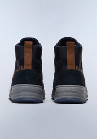 Scarpe alte blu scuro realizzate in una combinazione di suede e materiali sintetici, con dettagli marroni, suole in gomma texturizzata e linguette per il sollevamento.
