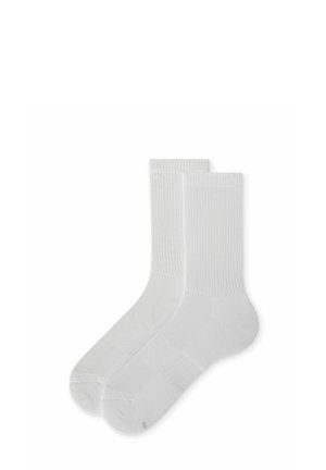 Par de calcetines blancos lisos con puños acanalados en la parte superior y zona del pie lisa, colocados planos sobre fondo blanco.