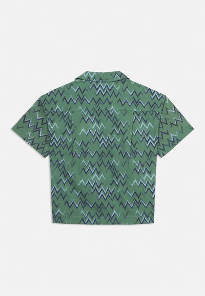 Πράσινο κοντομάνικο πουκάμισο με μαύρο και ανοιχτό μπλε ζιγκ-ζαγκ μοτίβο, με γιακά τύπου spread και δύο ραφές στο πίσω μέρος.