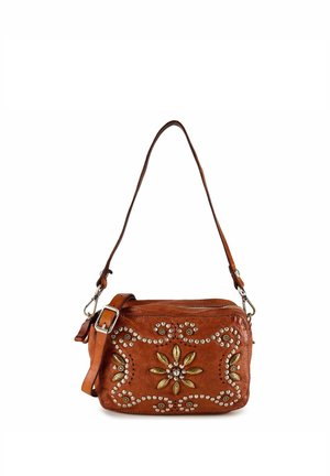 Borsa a tracolla in pelle marrone con decorazioni in borchie metalliche floreali e a spirale, tracolla regolabile e chiusura con cerniera.