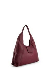 Bordeauxleren schoudertas met een slonzig silhouet, voorzien van een platte flapsluiting en een getextureerde, verzamelde handgreep.