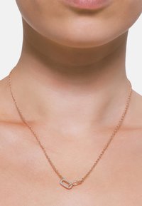 Halskette aus Roségold mit ineinandergreifenden Gliedern; eines ist mit kleinen klaren Kristallen verziert; zarte Kette mit einer eleganten Oberfläche.