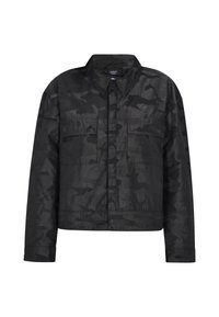Zwarte cropped jack met een subtiele camouflageprint, voorzien van een kraag, twee voorzakken en een gladde, glanzende textuur.