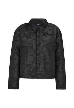 Čierna skrátená bunda s jemným maskáčovým vzorom, má golier, dve predné vrecká a hladkú, lesklú textúru.