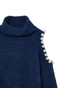 Pull duveteux bleu marine avec col montant et détail d'épaule découpé orné d'une rangée de gros boutons en perles blanches.
