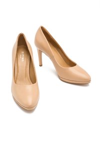 Beżowe szpilki wykonane z gładkiej skóry, z wąskim noskiem i smukłym obcasem. Wnętrze wyściełane, z widocznym logo marki.