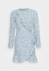 Blå blommig omlottklänning med långa ärmar, har ett vitt blommönster, volangkant längs halsringningen och en fransig fåll längst ner.