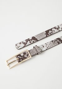 Snakeskin-patterned belt in white and brown, with a smooth texture. Features a gold-tone rectangular buckle and adjustable holes.