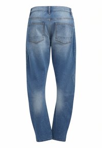 Τζιν παντελόνι σε ανοιχτό μπλε, ίσια γραμμή, με δύο πίσω τσέπες και λεπτομέρειες ραφής, καθώς και ελαφρώς φθαρμένη υφή.