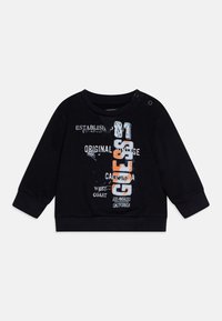 Sudadera negra de manga larga, con texto gráfico y números en azul, naranja y blanco. Incluye botones en los hombros para facilitar el vestir.