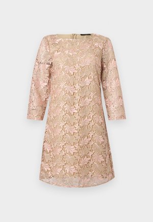 Μπεζ φόρεμα με ροζ δαντέλα με λουλούδια, μανίκια τριών τετάρτων και στρογγυλή λαιμόκοψη, παρουσιασμένο πάνω σε απλό φόντο.