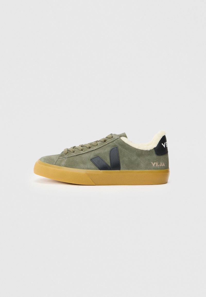 Tenisi verzi din suede cu un guler căptușit în crem, accente negre cu logo și o talpă din cauciuc natural. Dispune de șireturi rotunde și un design low-top.