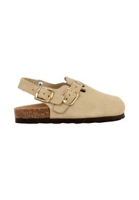 Beige suède klomp met gesloten teen, een achterriem, twee gouden gespaccenten en een bruine, getextureerde kurken zool.
