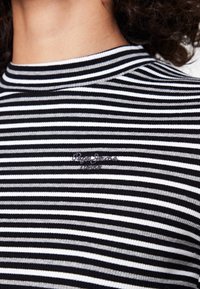Pepe Jeans Camiseta estampada - black