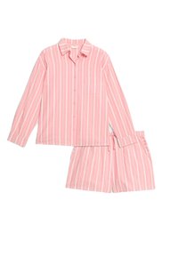 Rosa randig pyjamas med långärmad skjorta med knappar och shorts. Skjortan har en bröstficka och kontrasterande vita ränder.