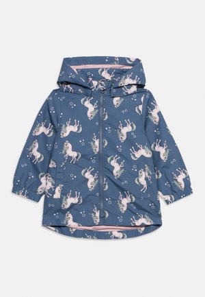 Niebieska dziecięca kurtka z kapturem, ozdobiona wzorem różowych jednorożców, gwiazdek i podków, z przednim zamkiem błyskawicznym i elastycznymi mankietami.